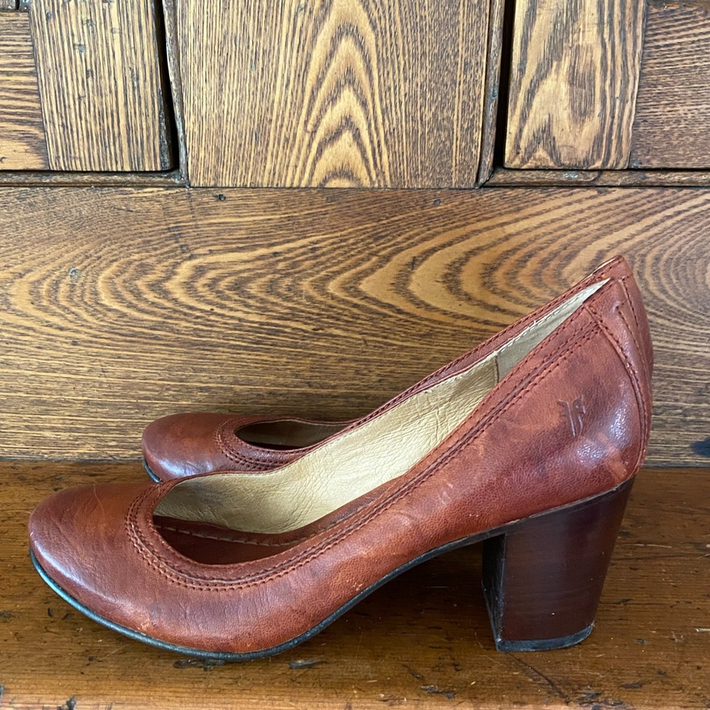 Frye Carson Mid Heel 9 tan cognac brown leather pump chunky block 3” heel